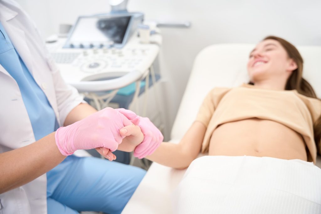 A medical device delivers shockwave therapy to promote tissue healing.